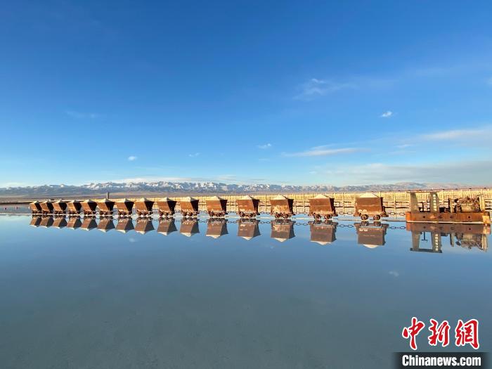 圖為小火車倒影在湖中，湖面如圖明鏡一般。　馬翔 攝