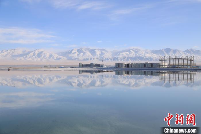 圖為鹽湖景色?！●R翔 攝