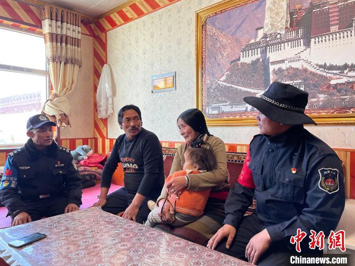 圖為派出所民警和義警入戶了解情況?！∑罾C娟 攝