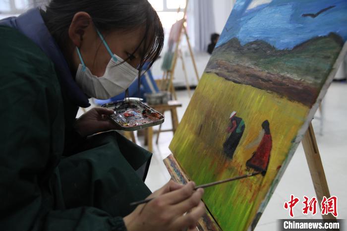 圖為學(xué)生跟著老師學(xué)習(xí)繪畫?！『F龍 攝