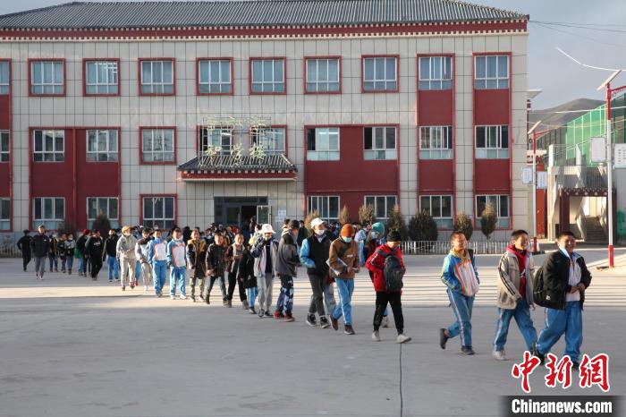 圖為瑪沁縣第一民族中學(xué)?！『F龍 攝