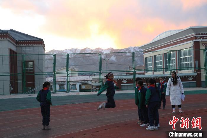 圖為學(xué)生們開展社團(tuán)活動。　胡貴龍 攝