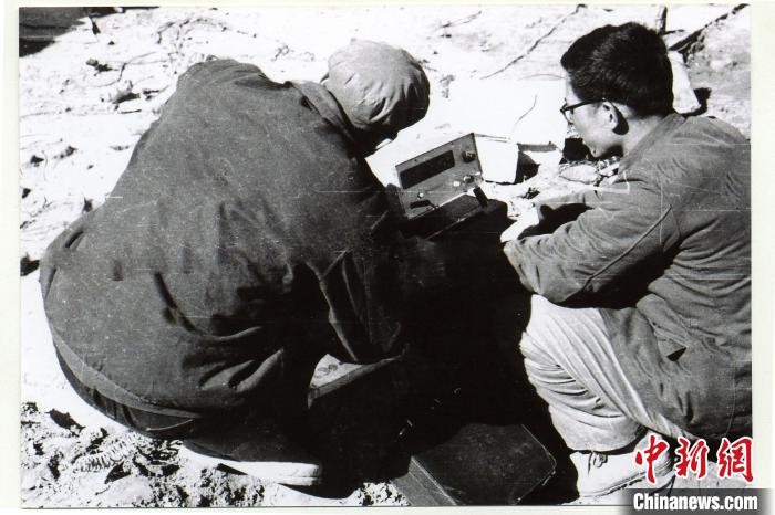 中鐵西北院科技工作者在風(fēng)火山觀測(cè)站收集儀表數(shù)據(jù)。(資料圖) 中鐵西北科學(xué)研究院供圖