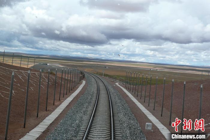 圖為熱棒技術(shù)在青藏鐵路凍土區(qū)的應(yīng)用。(資料圖) 中鐵西北科學(xué)研究院供圖