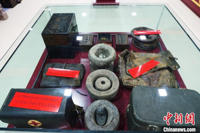 圖為藏醫(yī)傳統(tǒng)制藥石鍋石槽?！●R銘言 攝