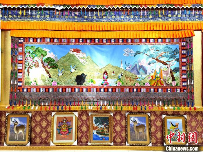 圖為藏繡作品?！∑钤鲚?攝