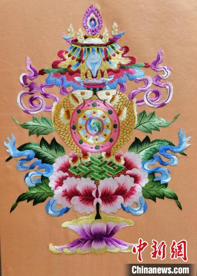 圖為藏繡作品?！∑钤鲚?攝
