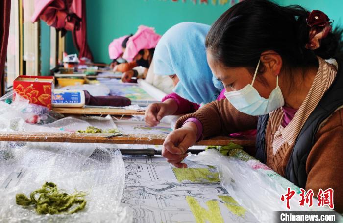 圖為繡娘正在進行刺繡?！●R銘言 攝