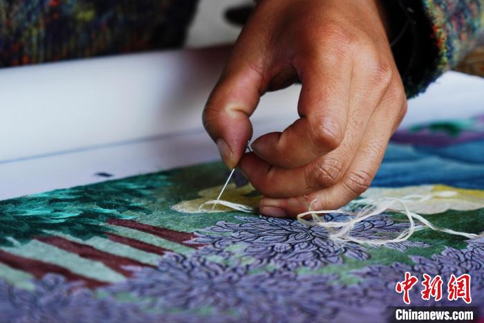 圖為“藏繡”細節(jié)圖。　馬銘言 攝