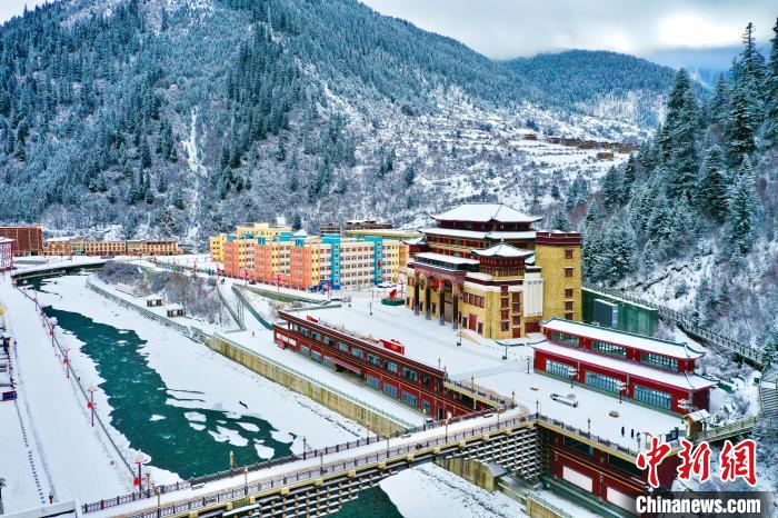 壤塘的雪后美景?！∪捞量h融媒體中心供圖