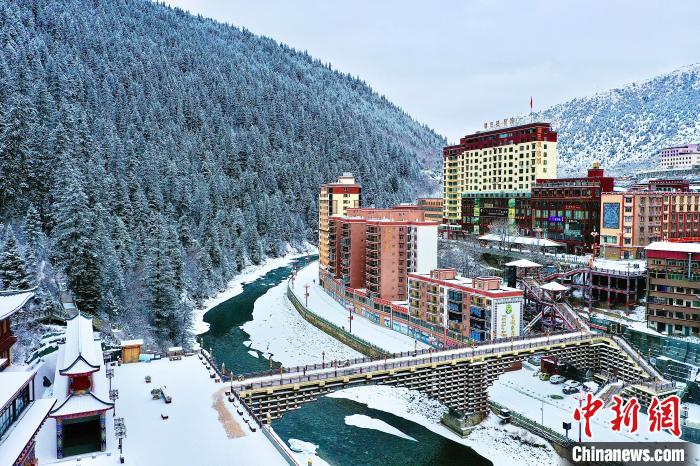 壤塘的雪后美景?！∪捞量h融媒體中心供圖