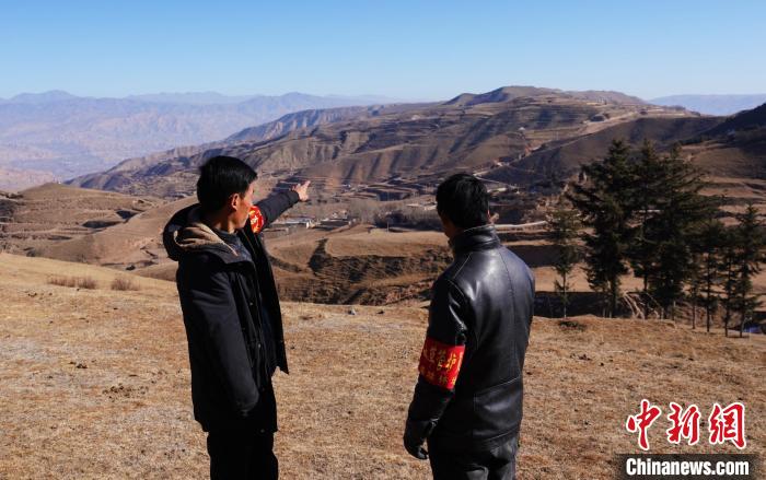 圖為桑杰加(左)和同事望向遠方?！●R銘言 攝