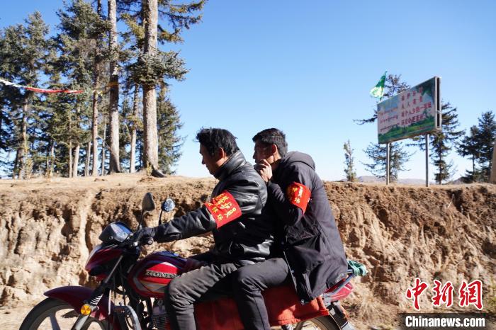 圖為同事騎摩托車載著桑杰加(后)前往林場?！●R銘言 攝