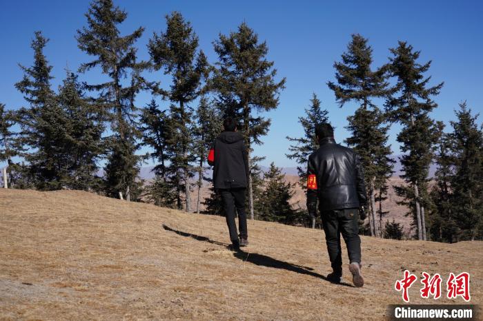 圖為桑杰加(左)和同事巡查林場?！●R銘言 攝