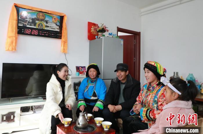 新家是兩層小樓房，一樓布置得充滿現(xiàn)代感，喝著藏式奶茶，一家人聊著今年春節(jié)怎么過?！《∷?攝