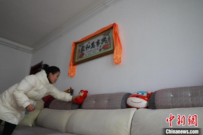27日，春節(jié)將至，楊周馬草打掃房屋，拆洗沙發(fā)靠墊等?！《∷?攝