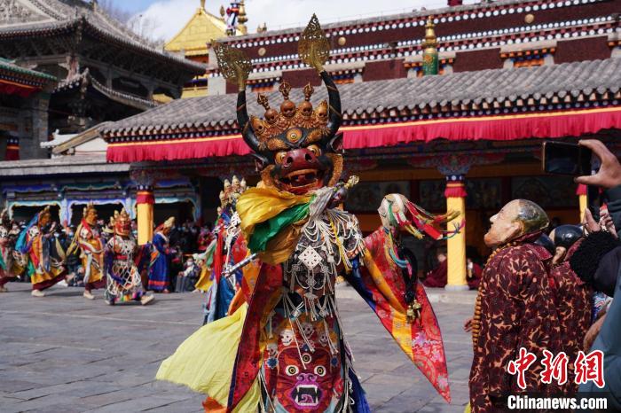 圖為塔爾寺僧侶進(jìn)行“跳欠”儀式?！●R銘言 攝