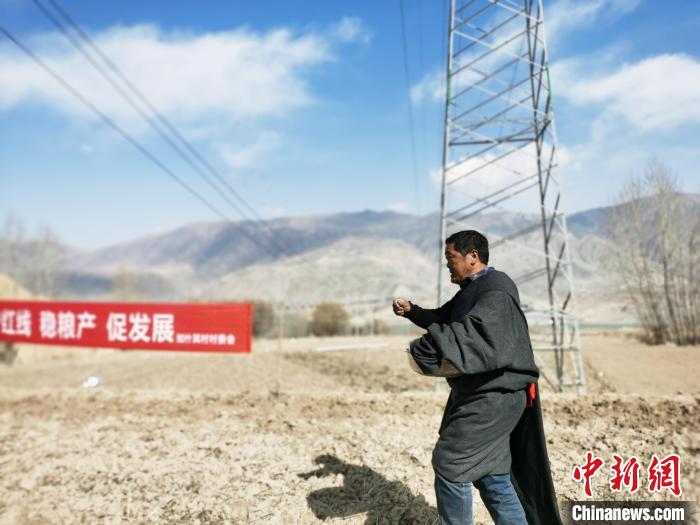 圖為藏族民眾撒種、施肥?！?zhí)砀?攝