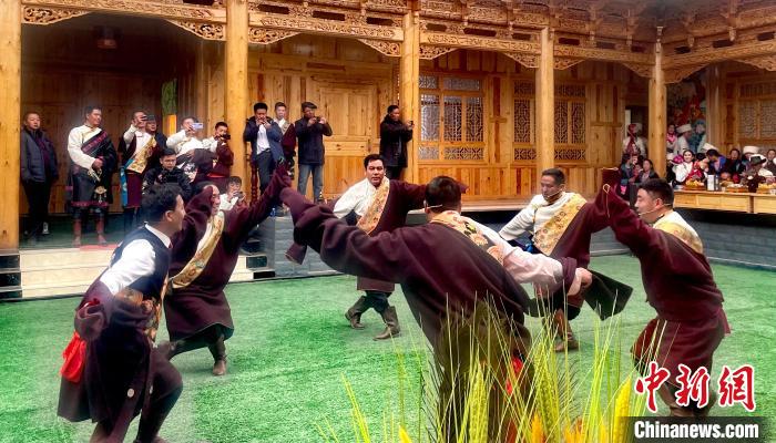 青海：藏鄉(xiāng)民眾以“村晚”迎藏歷新年
