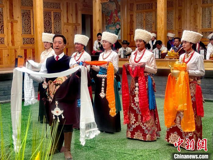 圖為“村晚”現(xiàn)場?！±钣穹?攝