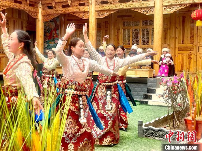 圖為藏族女性載歌載舞。　李玉峰 攝