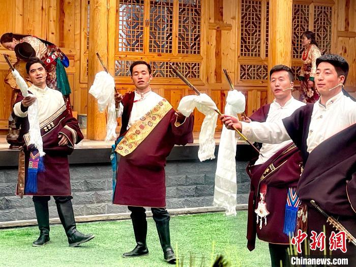 圖為藏族漢子表演節(jié)目?！±钣穹?攝