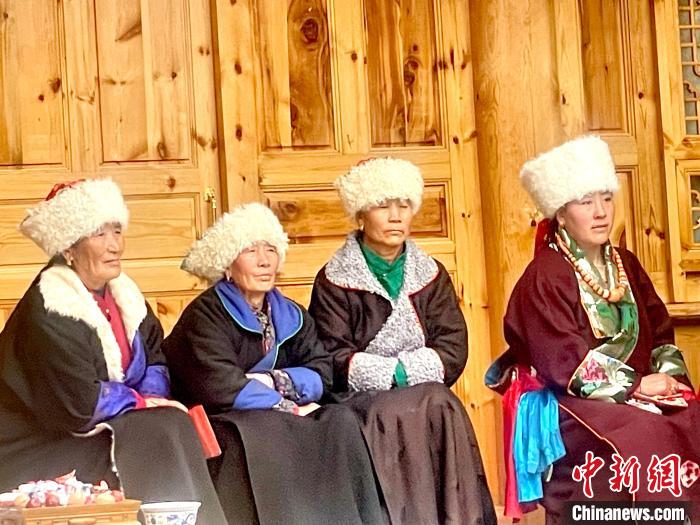 圖為藏族女性觀看“村晚”。　李玉峰 攝