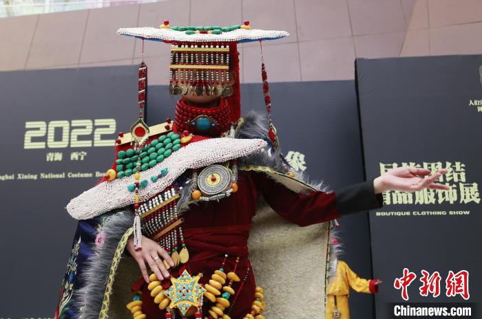 圖為模特展示藏族服飾?！●R銘言 攝