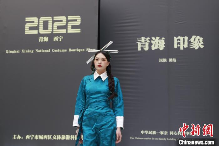 圖為模特展示少數(shù)民族服飾。　馬銘言 攝