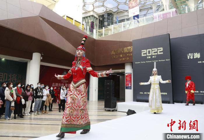 圖為模特身穿民族服飾進(jìn)行走秀?！●R銘言 攝