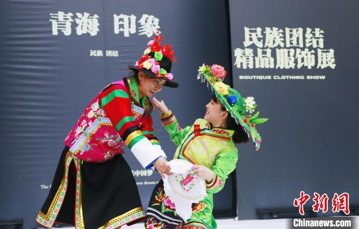 圖為模特身穿土族服飾進(jìn)行“土族刺繡”表演?！●R銘言 攝