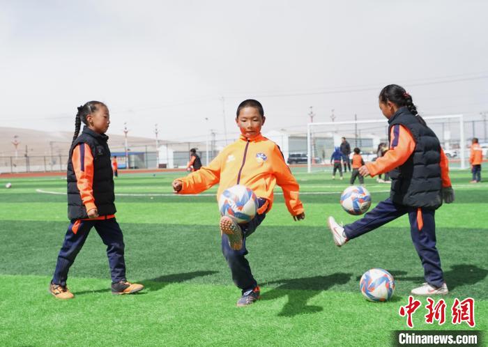 圖為孩子們進(jìn)行顛球訓(xùn)練?！●R銘言 攝