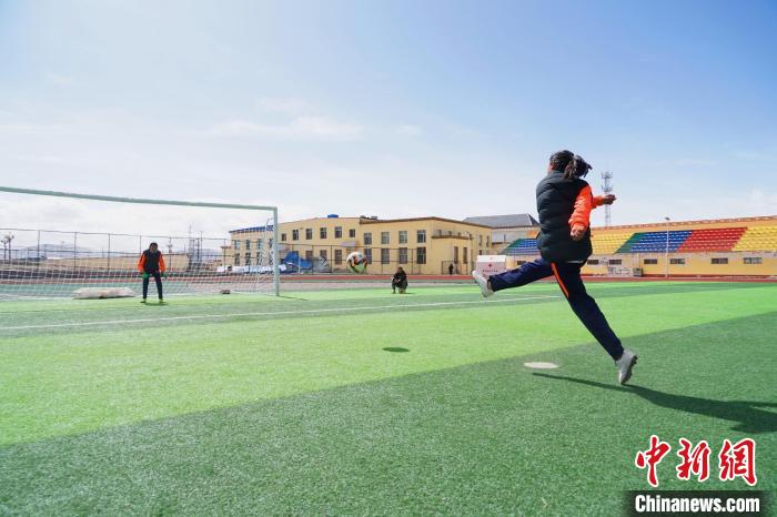 圖為一名女孩進(jìn)行射門訓(xùn)練?！●R銘言 攝