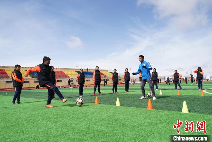 圖為孩子們正在進(jìn)行訓(xùn)練?！●R銘言 攝