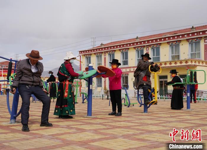 圖為老人們使用健身器材鍛煉身體?！●R銘言 攝