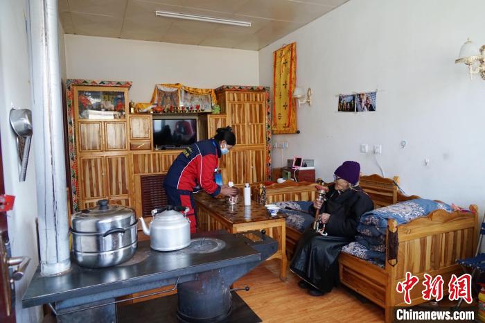 圖為敬老院護(hù)工為老人打掃屋內(nèi)衛(wèi)生?！●R銘言 攝