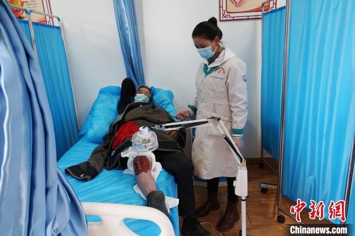 圖為敬老院醫(yī)生用藏藥為老人進(jìn)行治療。　馬銘言 攝