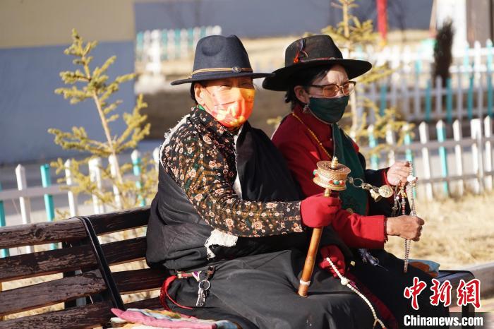 圖為敬老院老人在院內(nèi)曬太陽轉(zhuǎn)經(jīng)桶。　馬銘言 攝