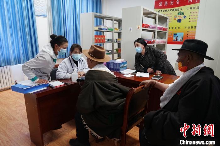 圖為骨科醫(yī)生為敬老院老人們進(jìn)行集中檢查?！●R銘言 攝