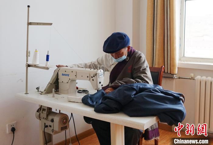 圖為敬老院老人使用縫紉機(jī)?！●R銘言 攝