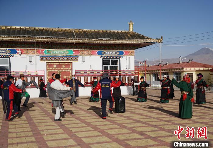 圖為老人們飯后跳起歡快的鍋莊舞蹈?！●R銘言 攝