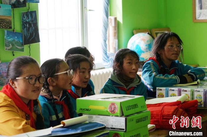 圖為學生正在認真聽生態(tài)課。　馬銘言 攝