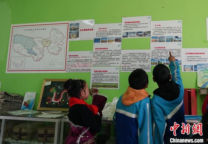 圖為學生在生態(tài)課堂上了解三江源國家公園知識。　馬銘言 攝