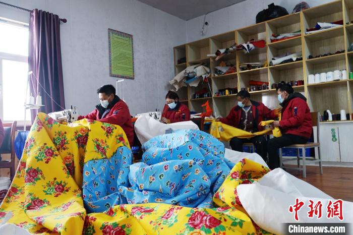 圖為工人們正在制作帳篷?！●R銘言 攝