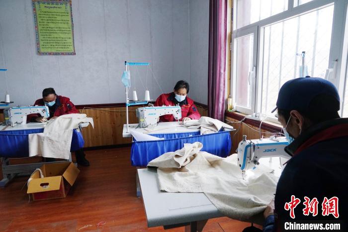 圖為員工正在制作藏服?！●R銘言 攝