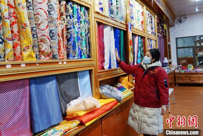 圖為員工清點(diǎn)布匹?！●R銘言 攝