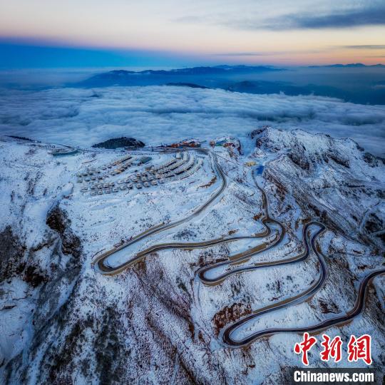 雪后的牛背山山頂和崎嶇的公路?！±顒P 攝