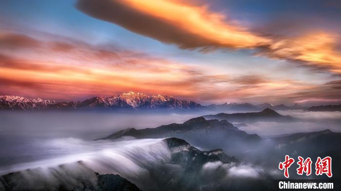 牛背山霞光。　文友琪 攝