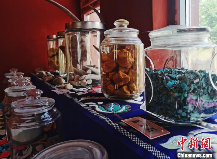 圖為唐卡繪畫礦物顏料展示。　張?zhí)砀?攝