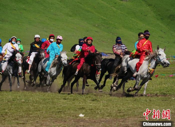 圖為選手進行3000米賽馬比賽?！●R銘言 攝